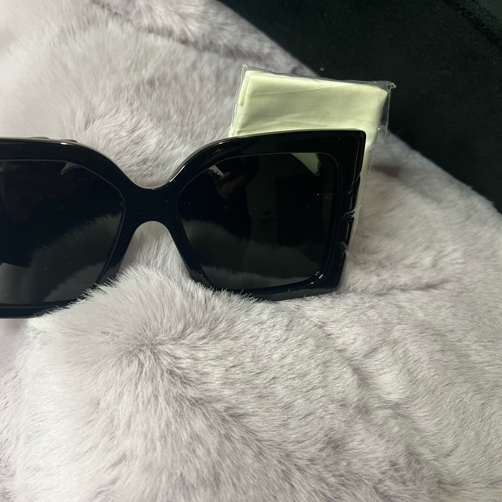 I am selling a pair of black and gold Gucci women’s glasses.